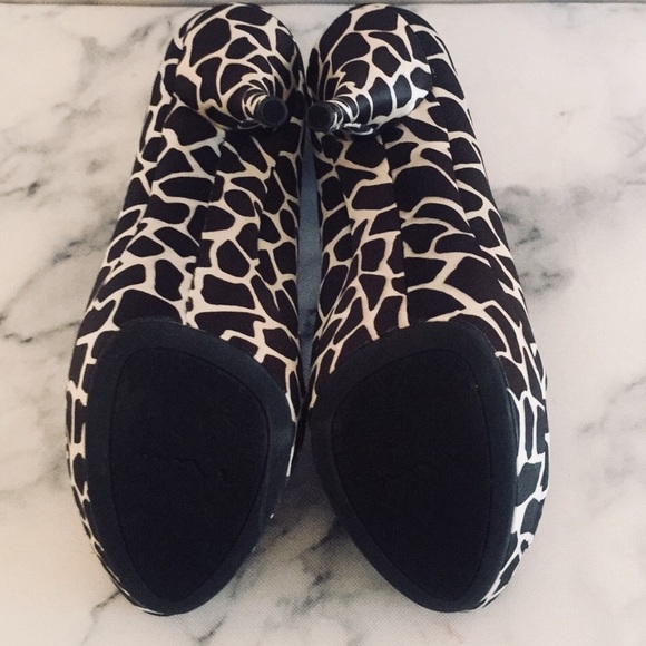 Black & white Nina New York  platform heels. - Picture 5 of 5